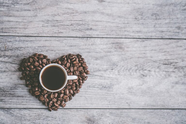 Kaffeetasse auf einem Herz, aus Kaffeebohnen gebildet