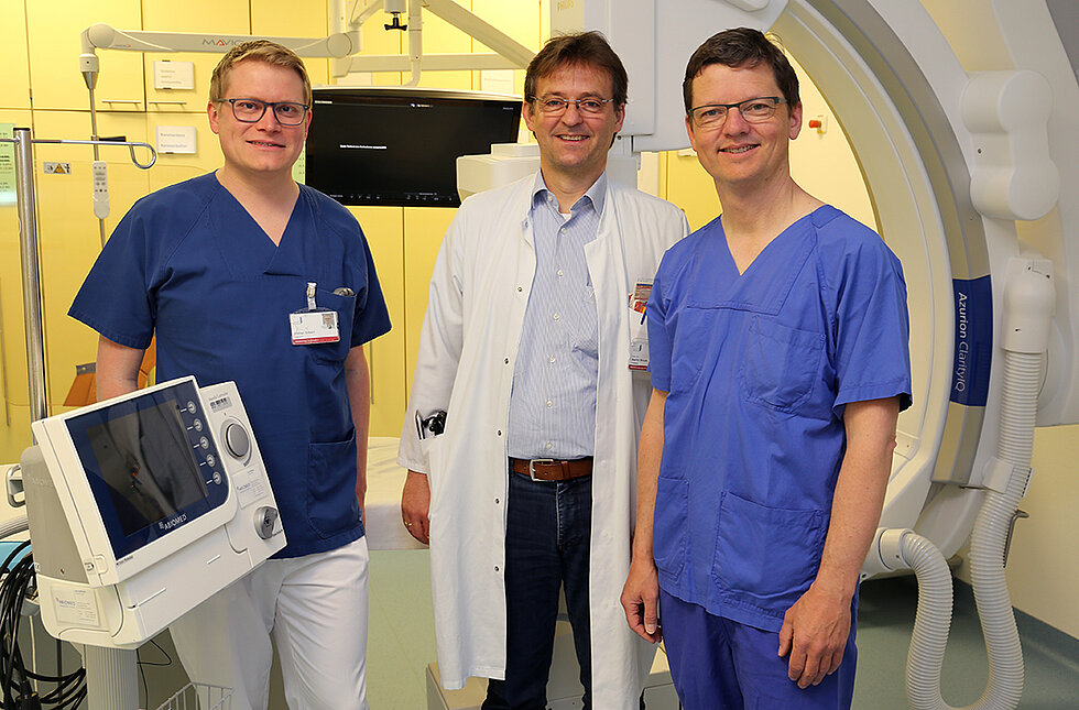 Das verantwortliche Kardiologenteam von links nach rechts: Oberarzt Florian Gilbert, Chefarzt Professor Dr. Martin Brück und der leitende Oberarzt Thorsten Runde