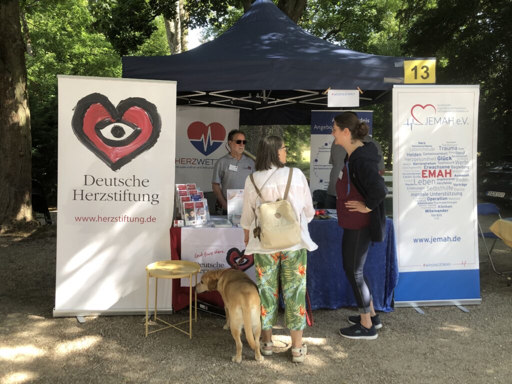 Intzeressentin am Informationsstand. Links Horst Peter Pohl von Herz in Wetzlar, rechts Christina Pack von JEMAH